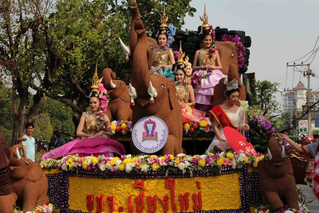 The details and colors of the displays and floats are created entirely from flowers, grasses, and seeds. This year’s parade contained 28 floats. (Photo by Victoria Nechodomu/Nechodomu Media)
